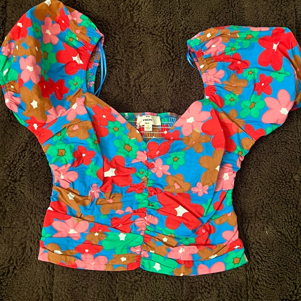 Women’s puffy sleeved top